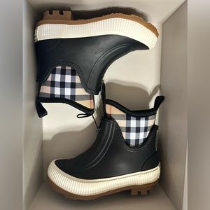 beautiful and authentic burberry boots